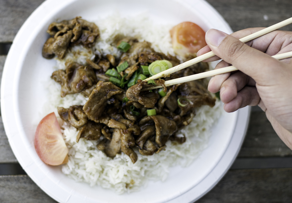 Moo Gra Tiam, a simple dish of pork, rice, cucumber, and tomato, with Thai sweet chili sauce, is one of Giggling Rice’s most popular items. Photo by Maddie Malhotra (COM’19)