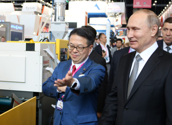 Hiroshige Seko and Russian President Vladimir Putin at The International Industrial Trade Fair INNOPROM in 2017.