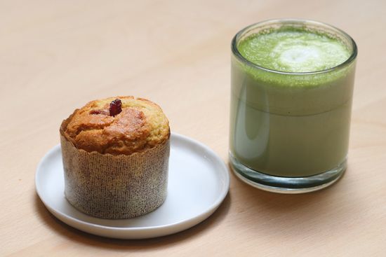 A matcha tea and pastrie 