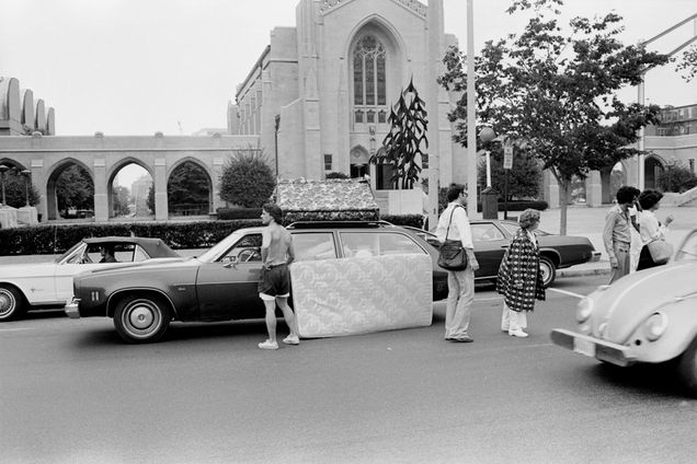 A student unloads a mattress in front of Marsh Plaza