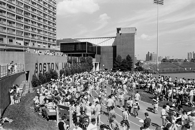 Incoming Boston University students gather on Nickerson Field for the Student Activities Office Activities Fair in 1987.