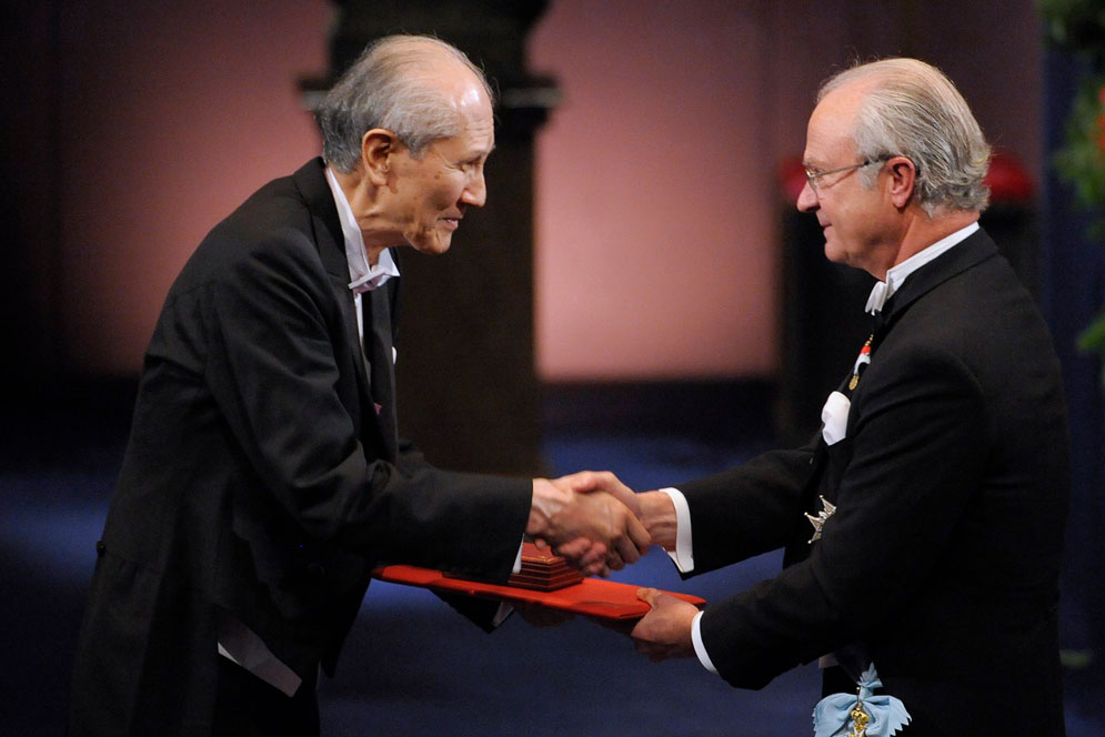 Osamu Shimomura receives his Nobel medal in 2008