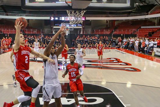 Tyler Scanlon takes a layup