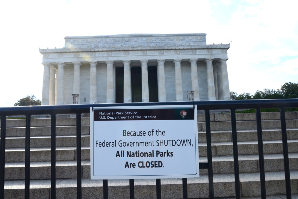 A photo of the Lincoln memorial with a sign stating that all national parks are closed due to the government shutdown