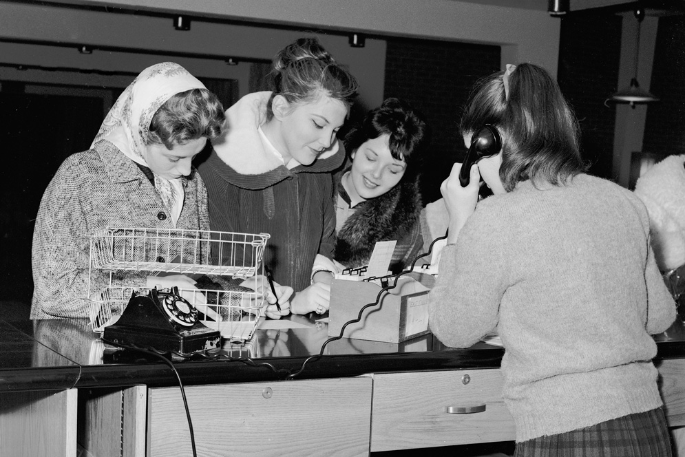 Students return to their dorms after break