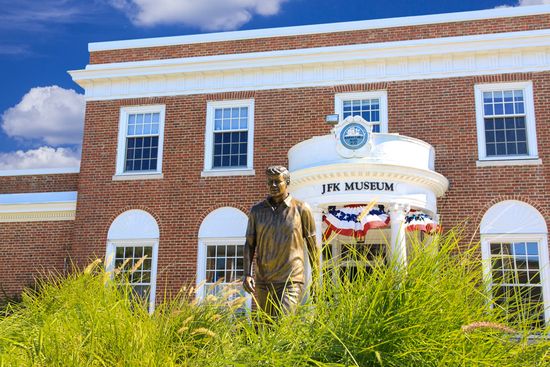 the statue of the JFK statue in Hyannis 