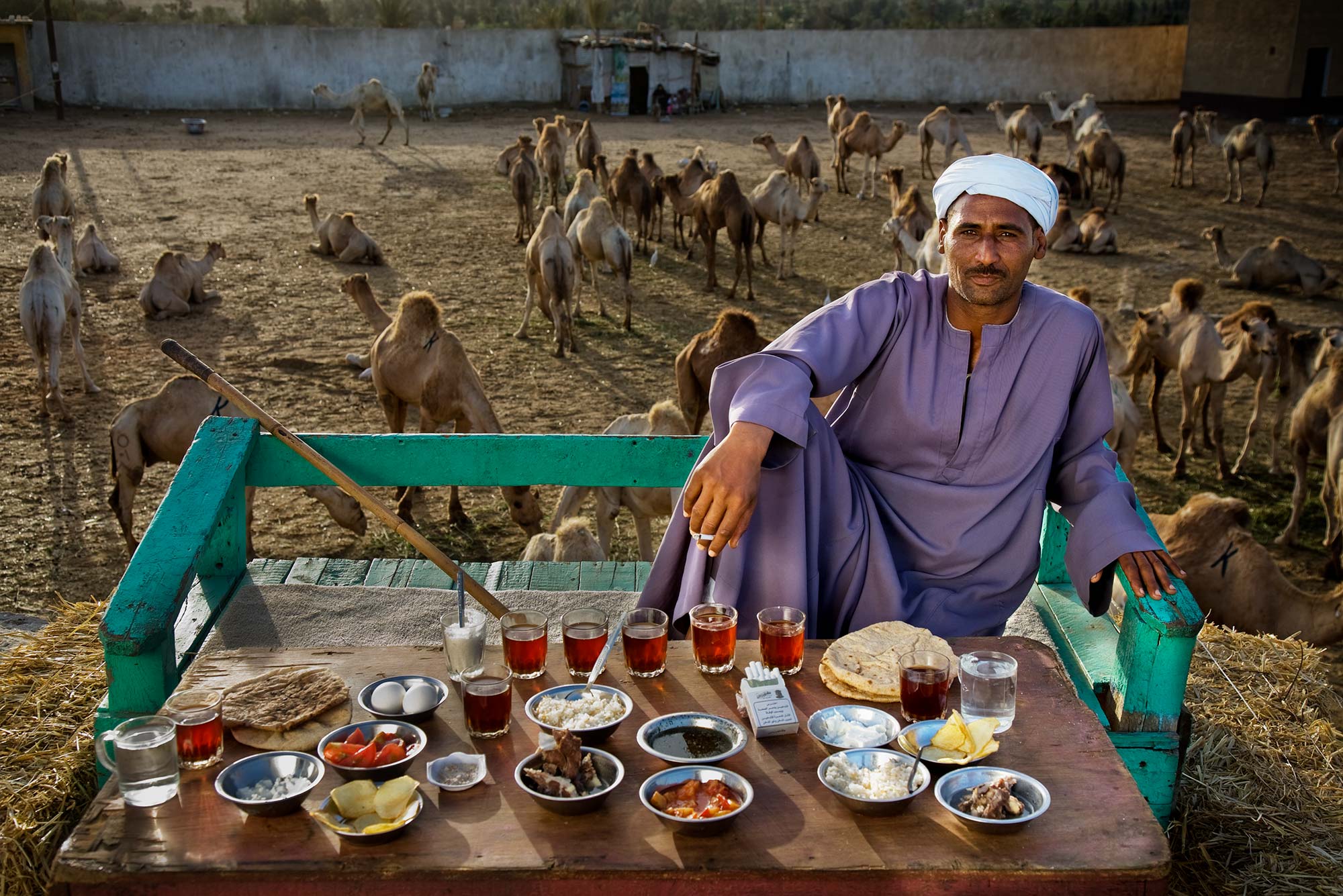 Где едят людей страна. Еда бедуинов. Чай у бедуинов в Египте. Чаепитие бедуинов. Еда бедуинов в пустыне.