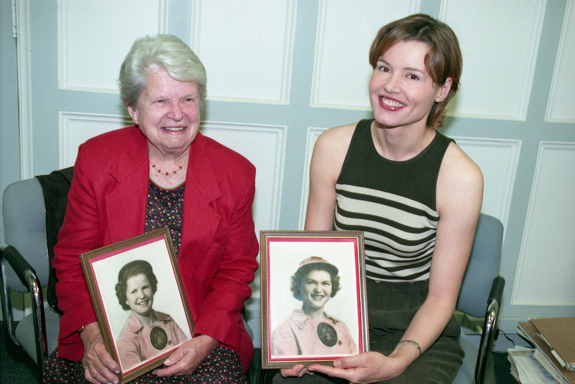 A 1998 photo of Mary Pratt (Sargent’40) meeting actor Geena Davis (CFA’79, Hon.’99), who starred in the 1992 film A League of Their Own, about a professional baseball league during World War II. Pratt was an original member of the league’s Rockford Peaches.