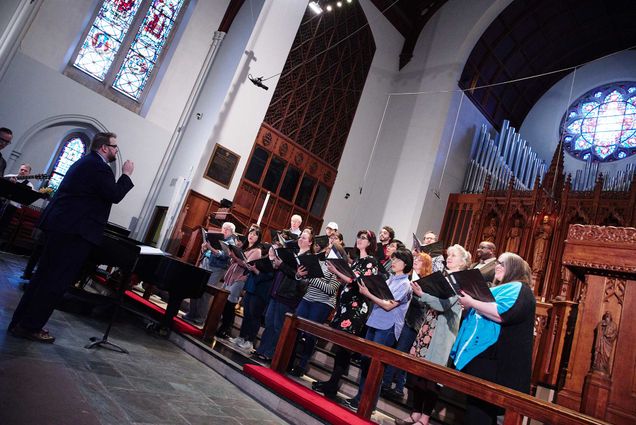 Chad William Kidd (’05,’05) (left), directs the Seminary Singers in Marsh Chapel.