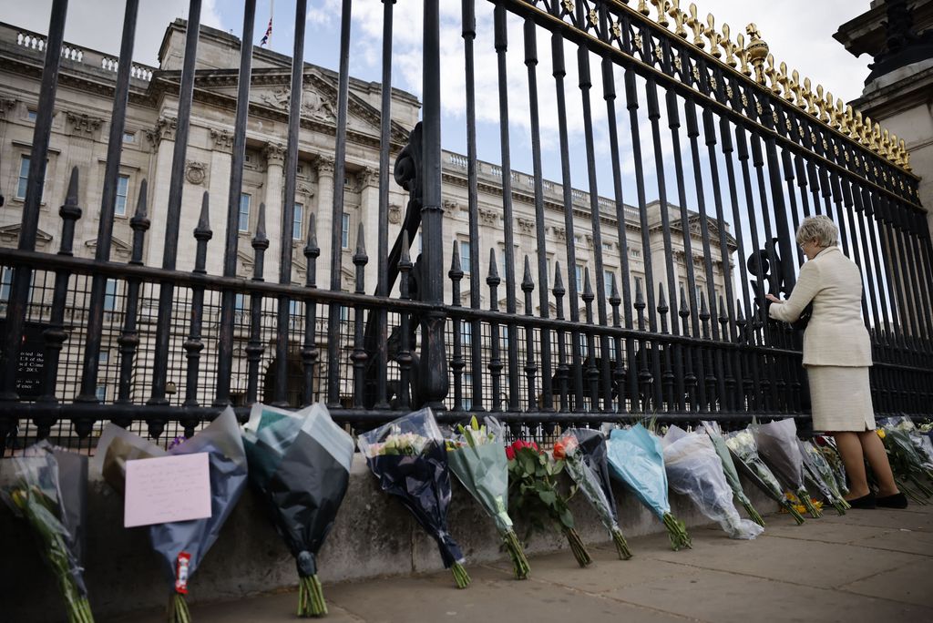 A photo of flowers lining a fence outside of Buckingham Palace in honor of Prince Philip.