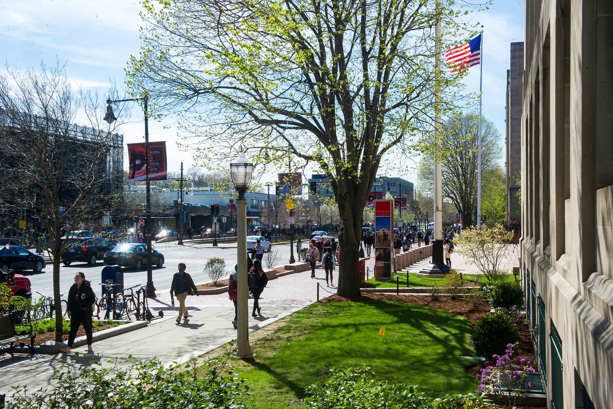 Photo of students walking down COM Ave towards Marsh Plaza on a Spring day.