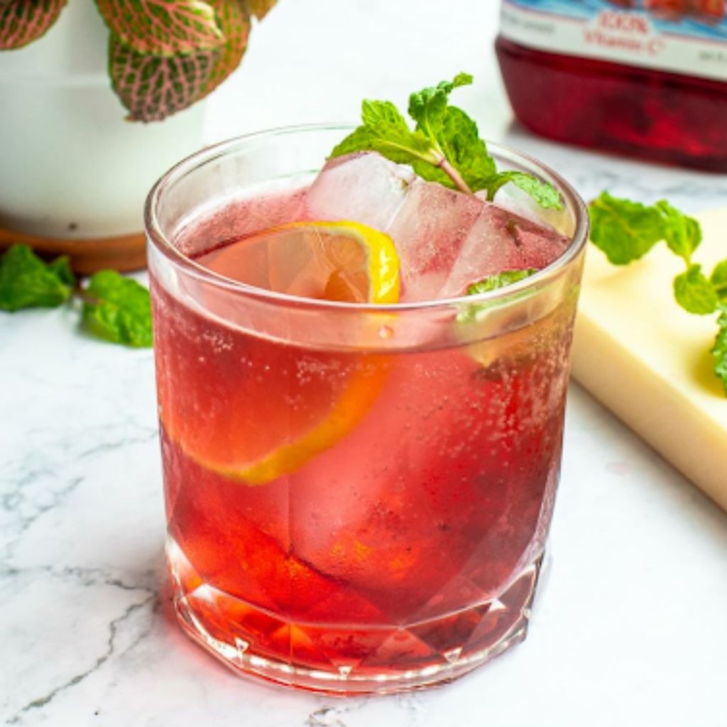 Non-alcoholic Cranberry Spritzer with lemon