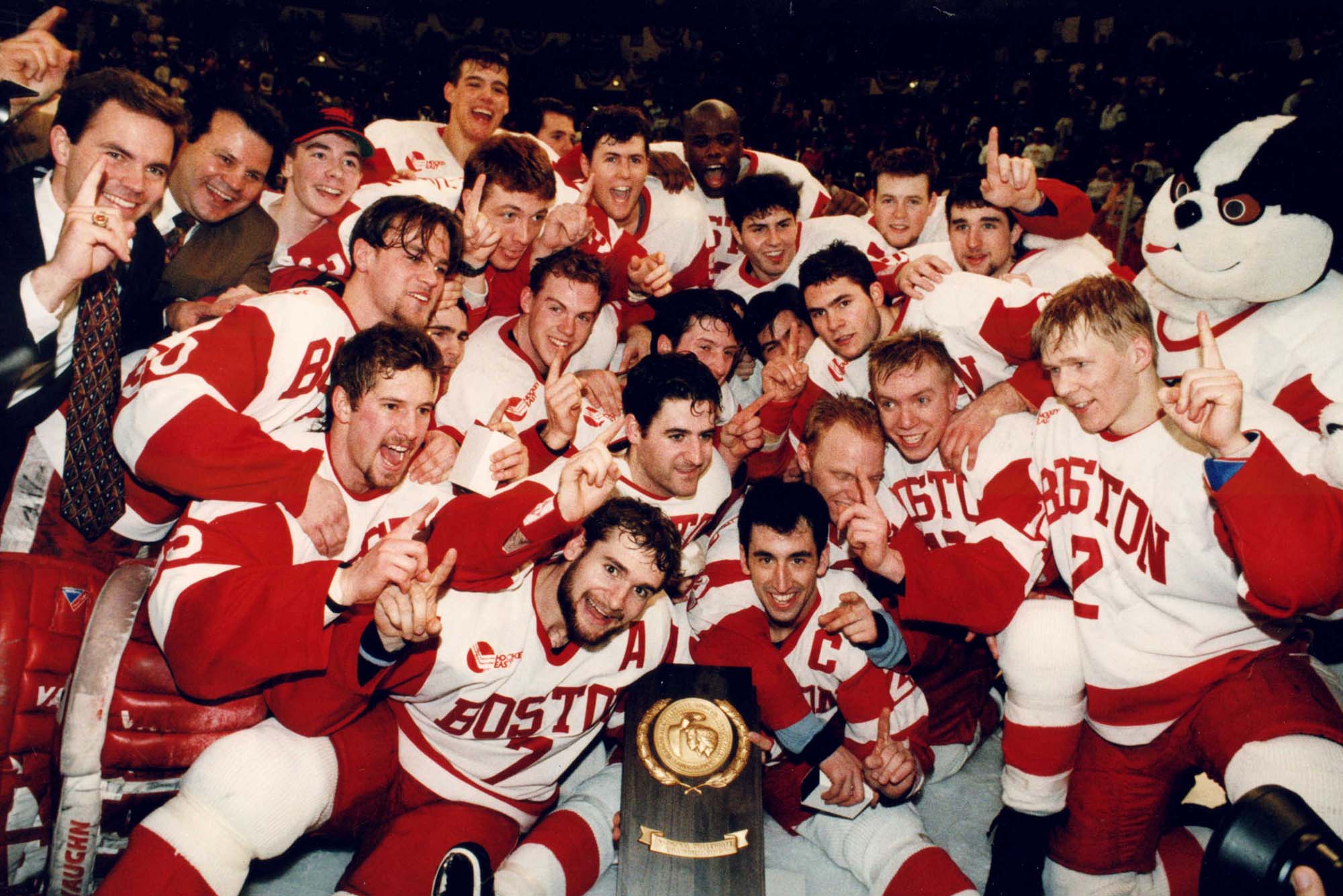 Members of the 1994-95 New Jersey Devils team pose for a group