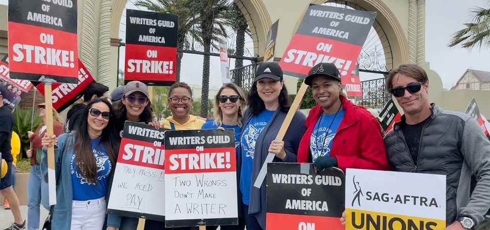 Photo: Writers from the Writers Guild of America picketing outside Paramount Pictures Studios