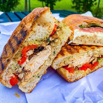 Photo: A flatbead sandwich with chicken and sauce