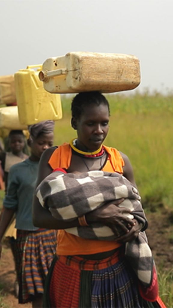 Photo: Pictures of women walking while carrying things on their heads