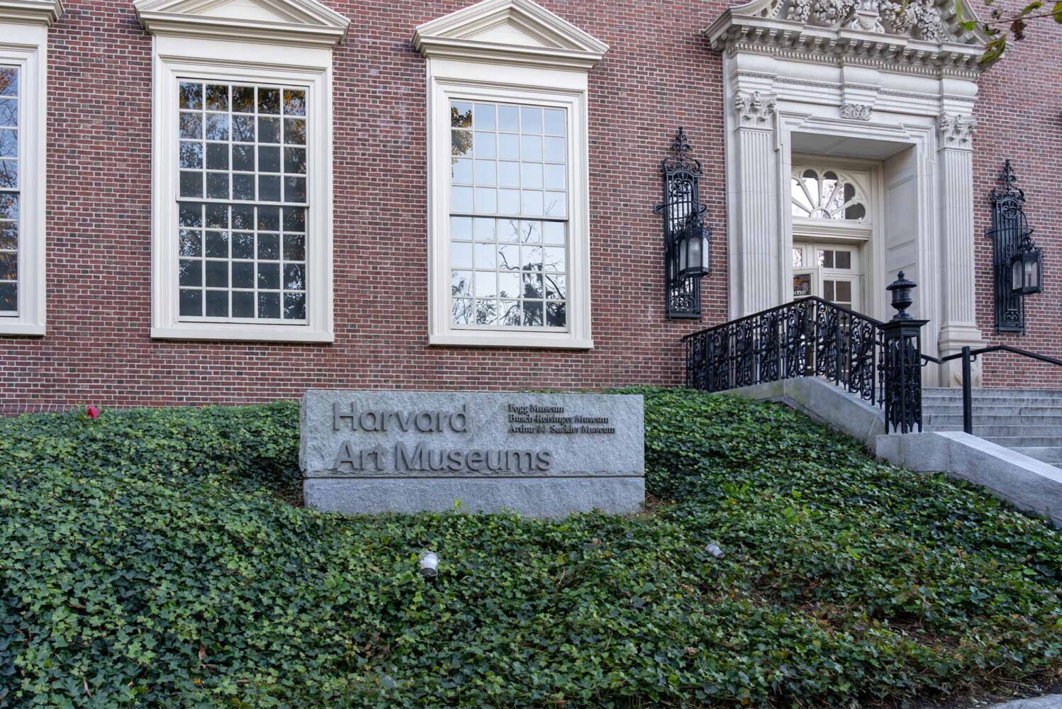 Photo: The front of Harvard Art Museum, with a sign depicting the name in stone letters