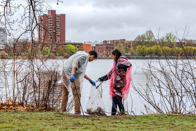 Emma Powers (SPH’22) and Josh Lucas (SAR’23) work together to cleanup riverside trash on April 16th, as a part of BU’s team in the 26th annual Charles River Cleanup. BU alumni, students, and staff collected trash from the esplanade between BU Bridge and 1 Silber Way, in observance of #EarthDay365 and Global Days of Service. Photo by Ajani Hickling (CAS’27).