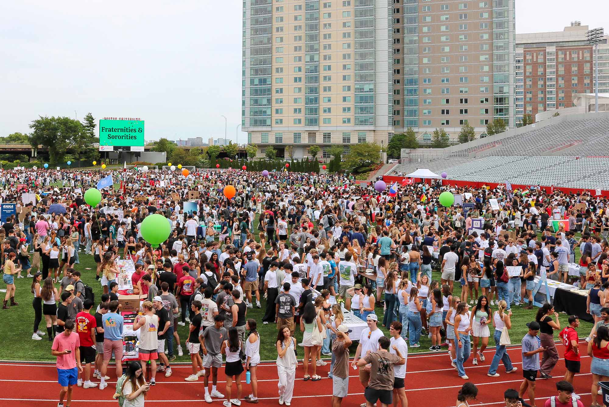 Photo: A large crowd of college students on an athletic field