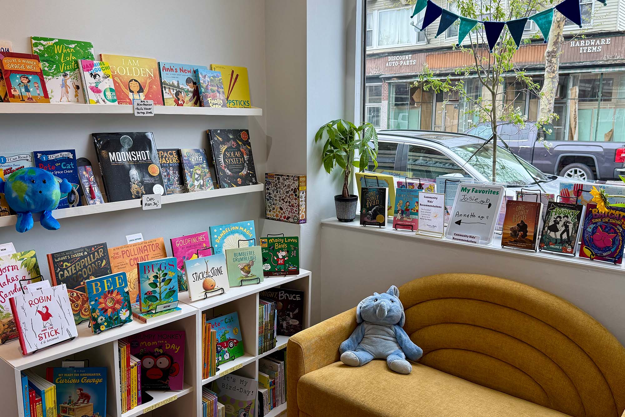Photo: The interior of Moon and Back Bookstore in West Medford, Mass
