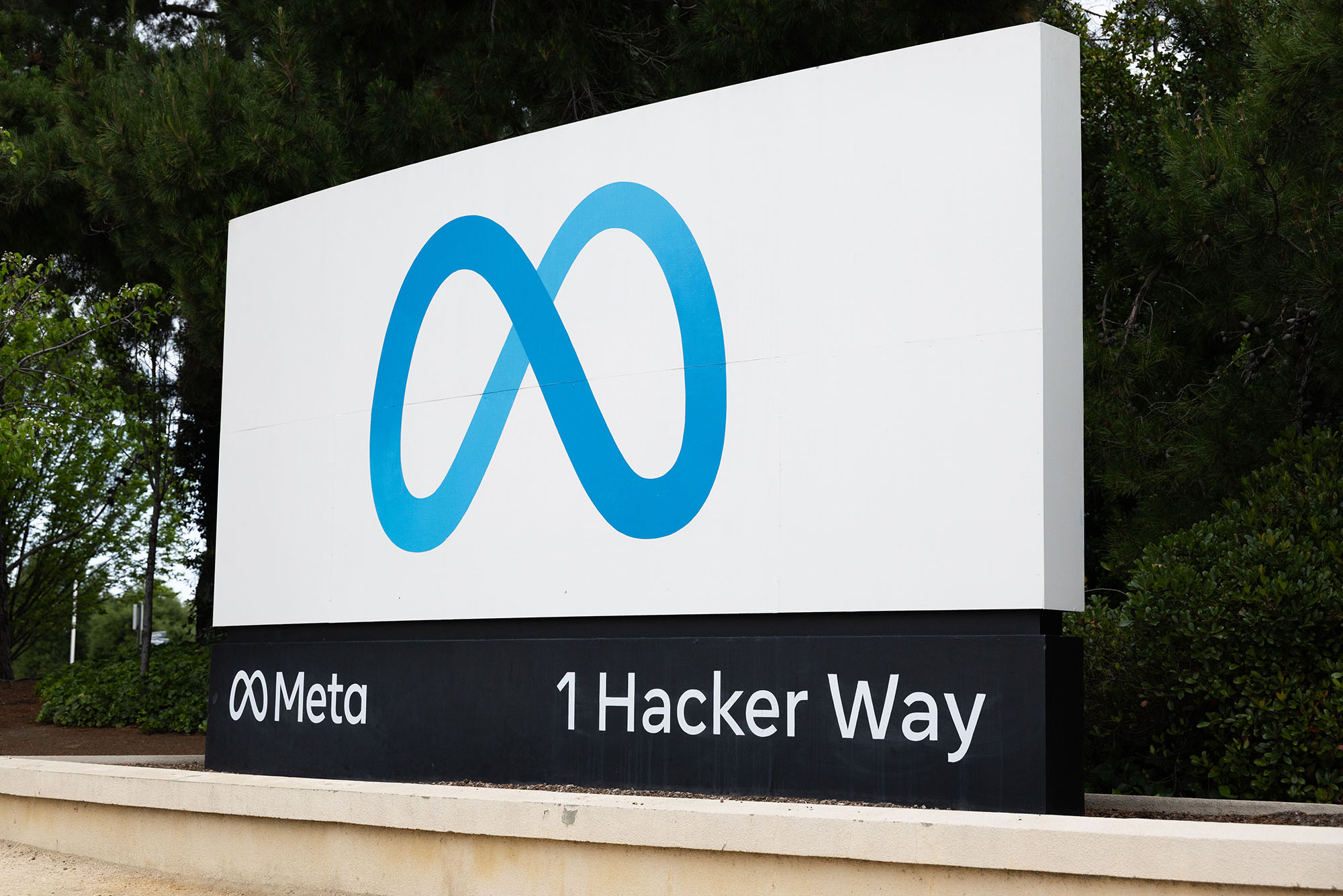 Photo: Meta HQ sign at 1 Hacker Way in Menlo Park CA