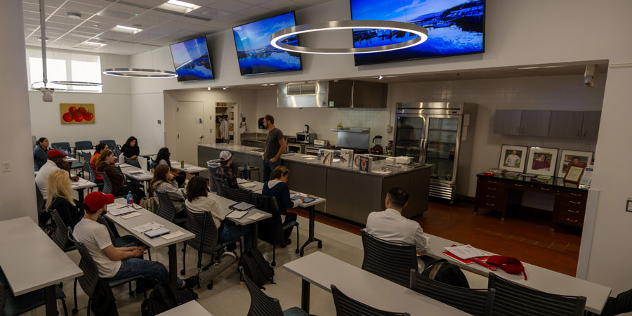 Students attending a lecture in the Groce Pépin Culinary Innovation Laboratory