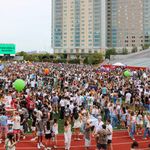 Photo: A large crowd of college students on an athletic field