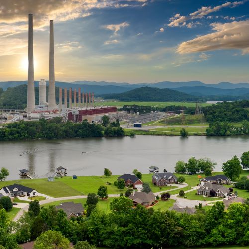 A power plant beside a suburban neighborhood.