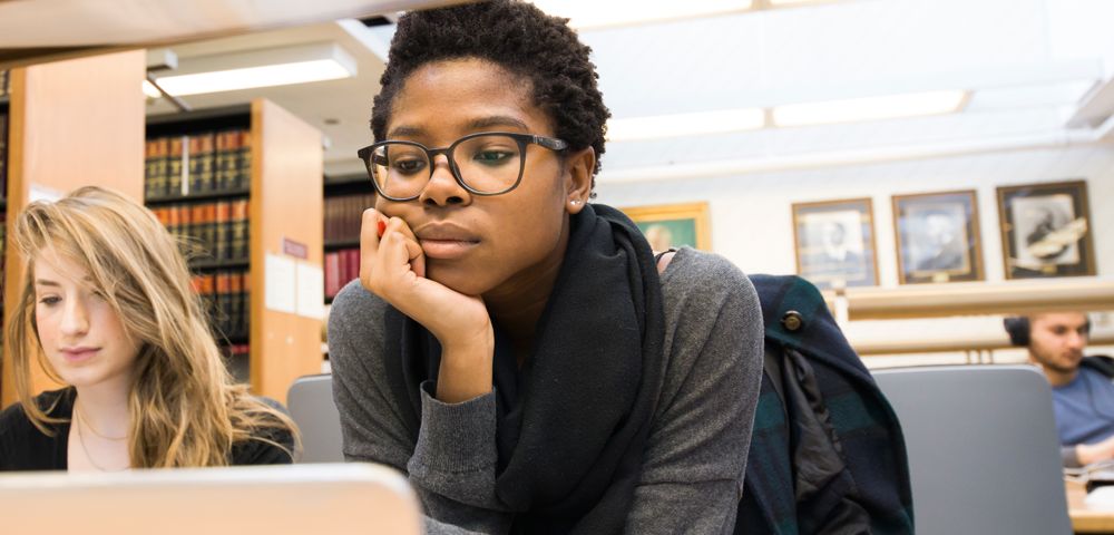 BU Jusstudenter som studerer I Fineman Pappas Law Libraries