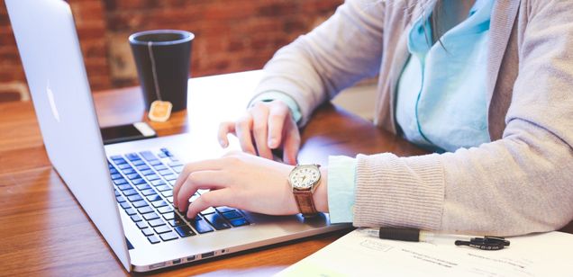 jeune-femme-poste-de-travail