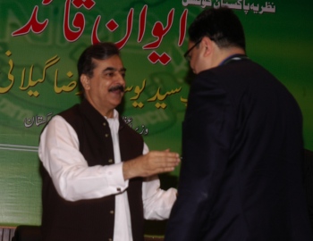 Prof. Adil Najam receiving the Nazriya-i-Pakistan Gold Medal from the Prime Minister of Pakistan Yousf Raza Gillani.