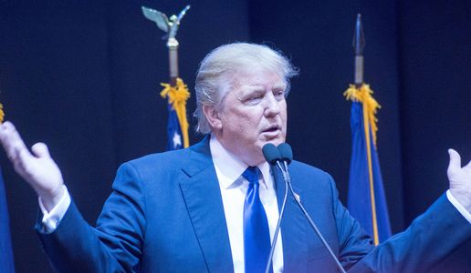 Trump_speaking_in_Manchester,_New_Hampshire