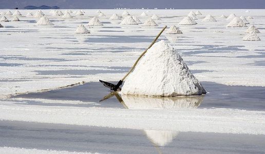 1024px-SALT_Salar_de_Uyuni_Bolivia_Luca_Galuzzi_2006-e1518003785769