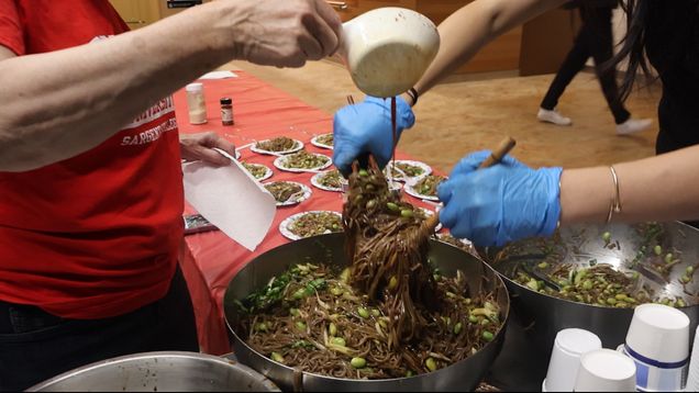 To show how the salad was mixed.