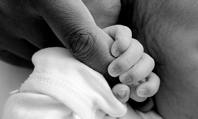newborn-holding-finger