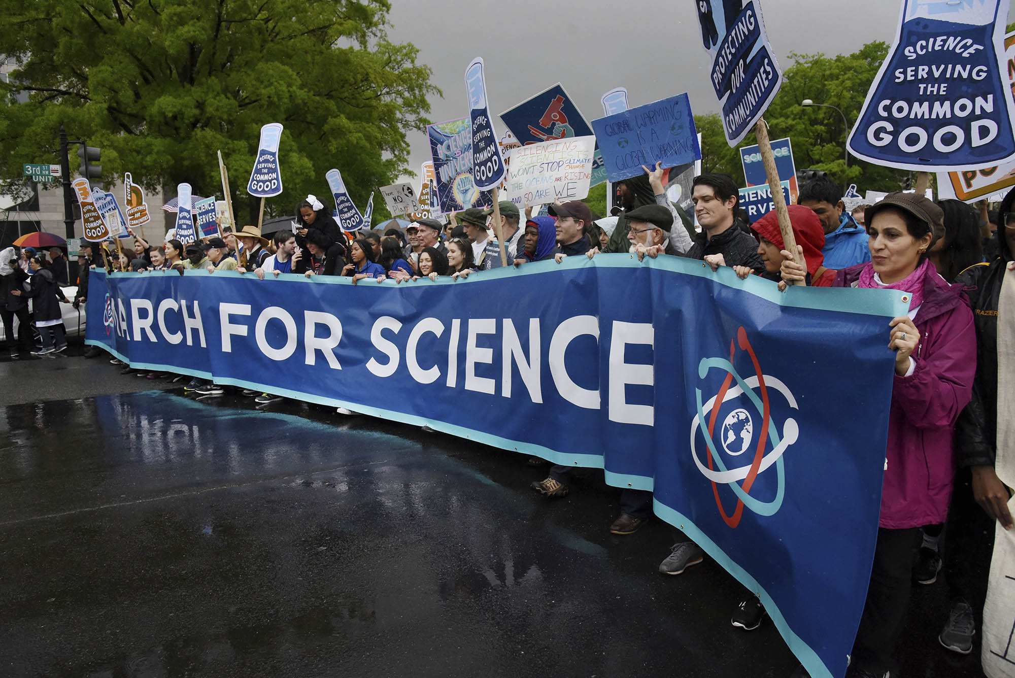 Thousands of scientists and their supporters join the March for Science in Washington, D.C