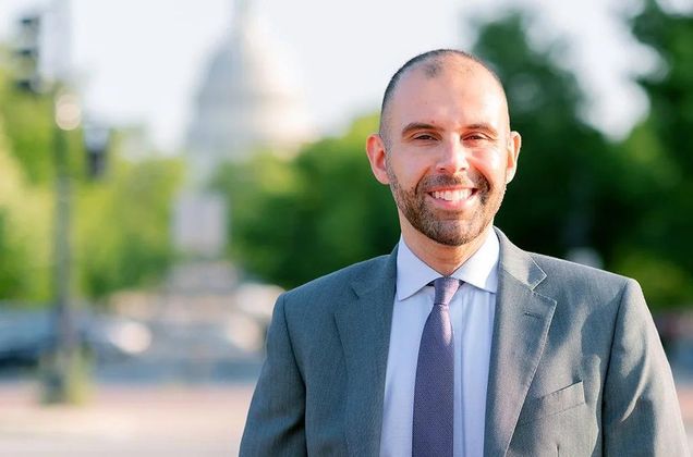 Headshot of Jirair Ratevosian in front of the Capital Building