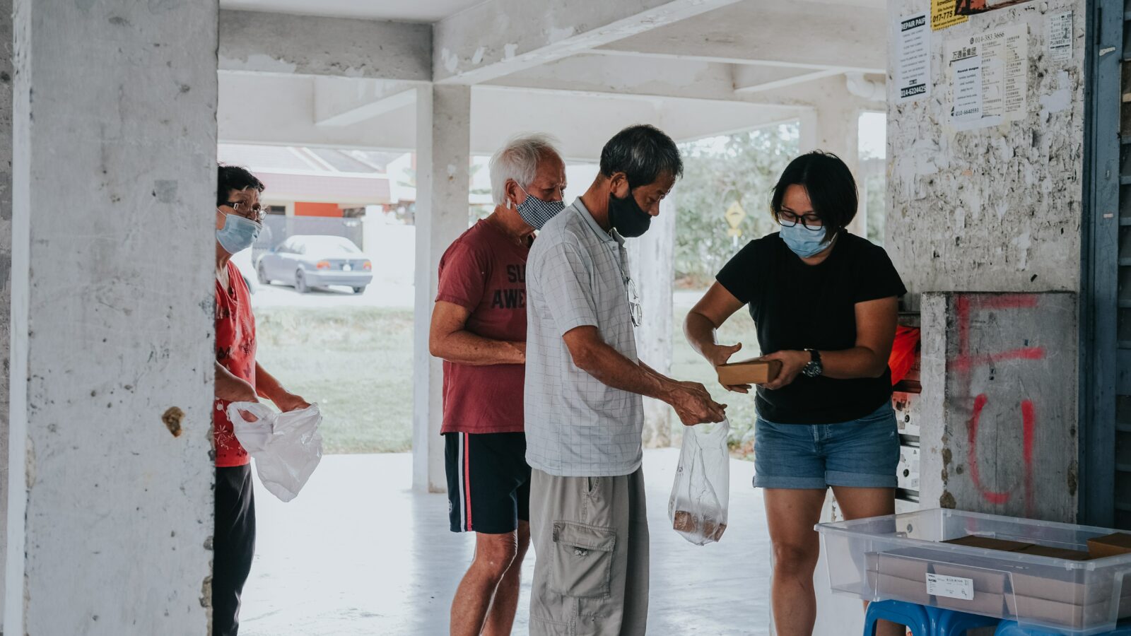 volunteer-distributes-meals-during-pandemic