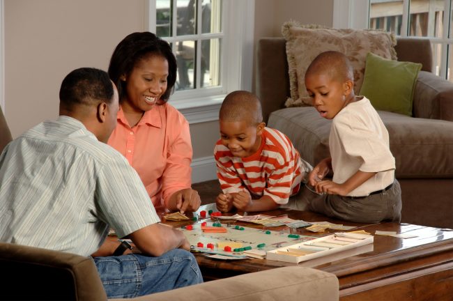 family-plays-board-game