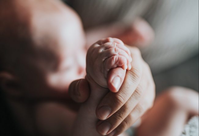 newborn-holds-hands-with-mom