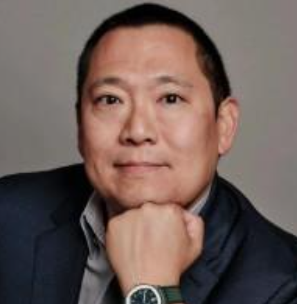 Raymond Han headshot 